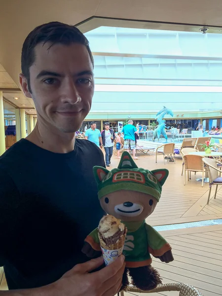 sumi cruise eating-3