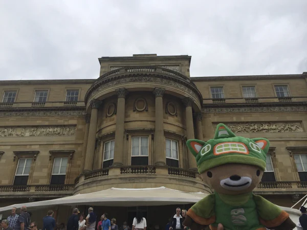 sumi bear buckingham palace-1