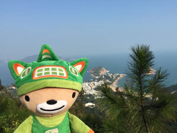 sumi hiking Dragons back trail in Hong Kong-2