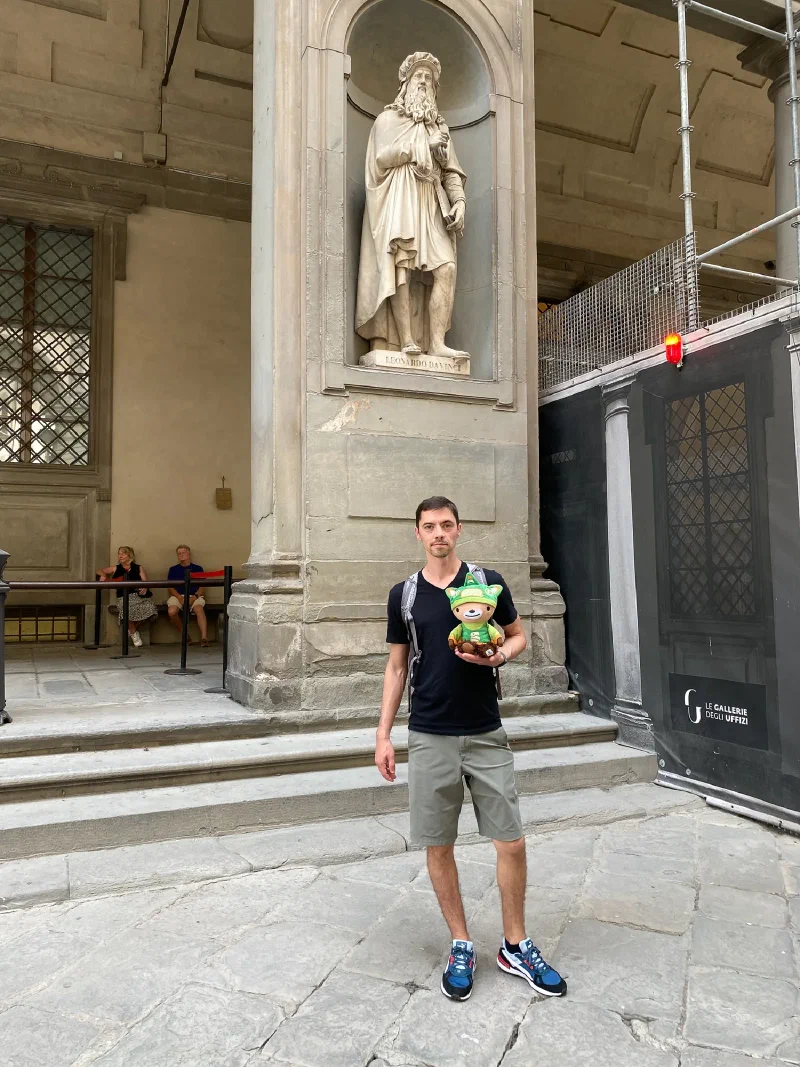 Sumi at the Leonardo da Vinci statue outside the Uffizi