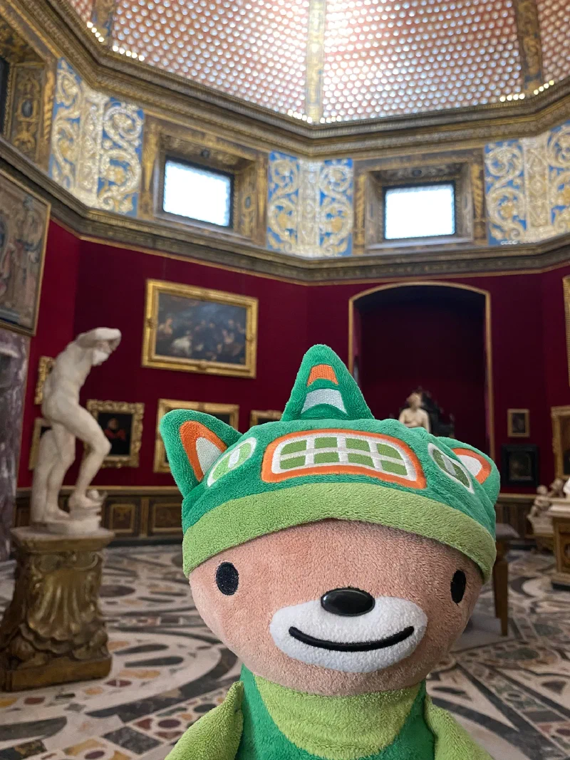 Sumi in the Tribuna room of the Uffizi