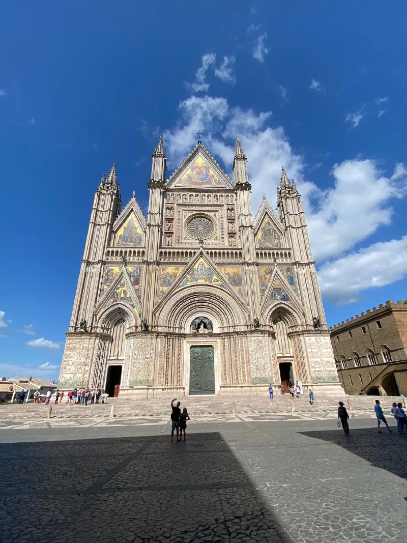 The full facade of Orvieto's Duomo