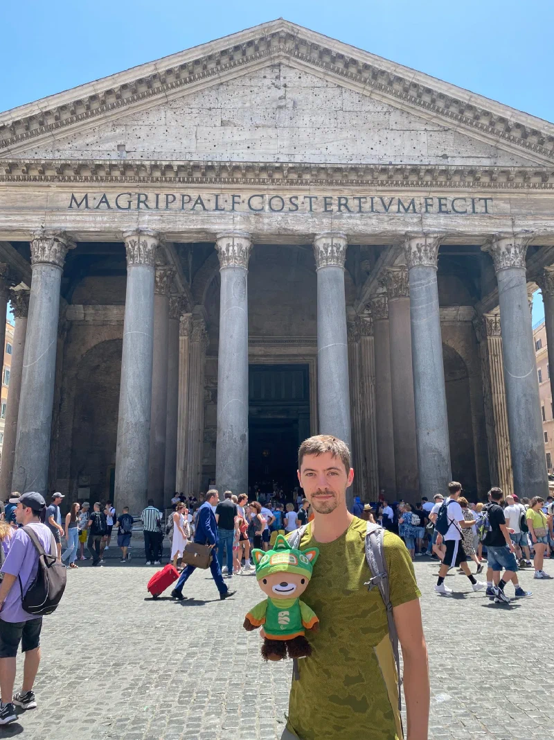 Sumi in front of the Pantheon