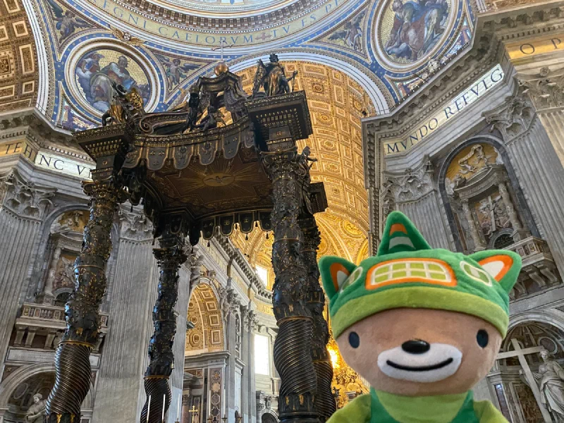 Sumi under Bernini's baldachin with the dome above