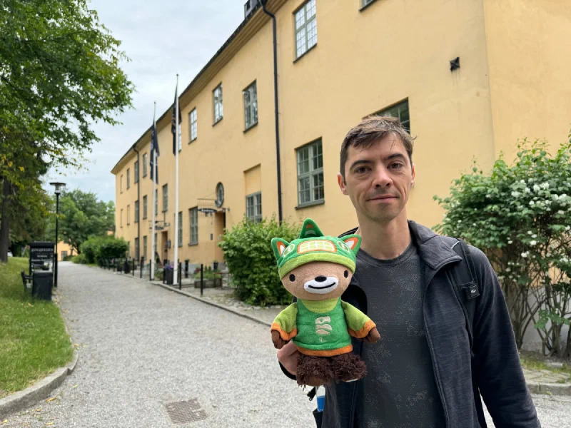 Nicholas and Sumi in front of the yellow Långholmen prison building