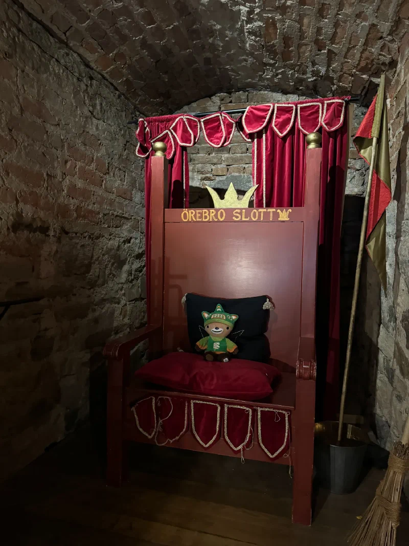 Sumi on the red velvet prince's throne at Örebro Castle