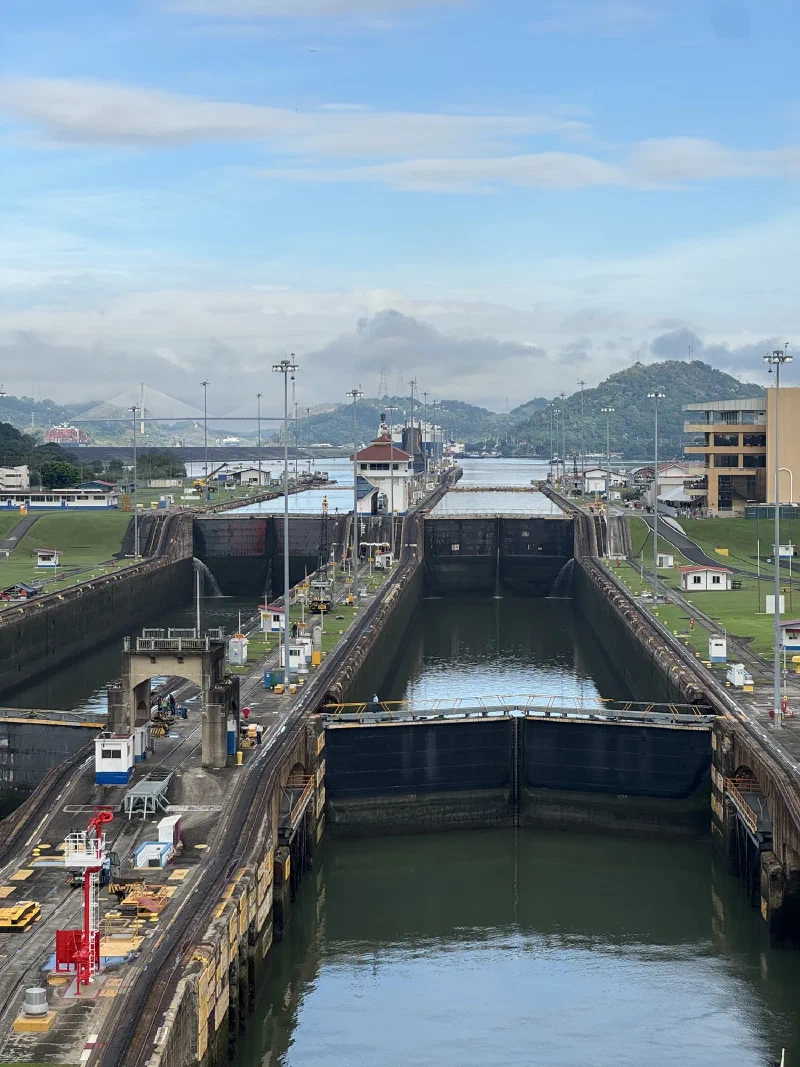 Massive closed lock gates