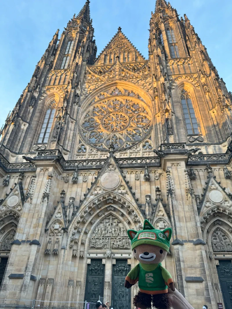 Sumi Bear in front of St. Vitus Cathedral