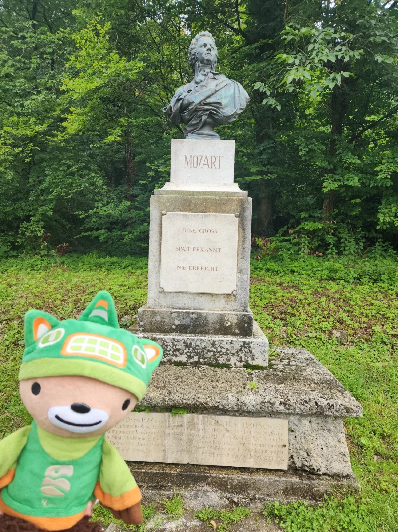 Sumi Bear at the Mozart memorial