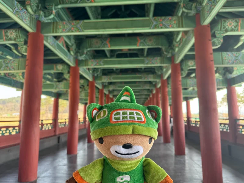 Sumi in a painted dancheong corridor