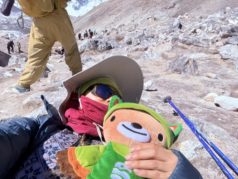 Po On lying on rocks with Sumi next to her