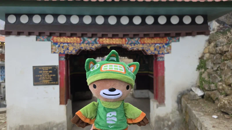 Sumi Bear at the ornate entrance gate to Namche Bazaar