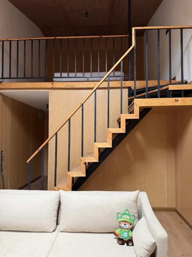 Sumi on the lodge sofa